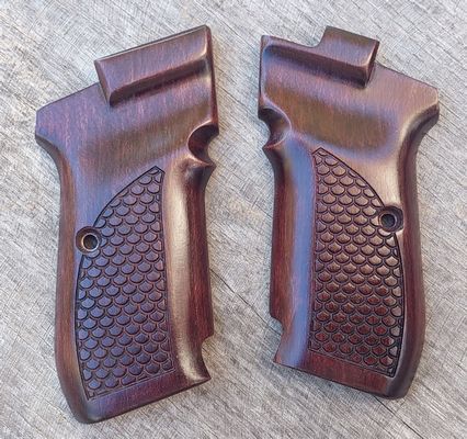 wood grips with u-style checkering